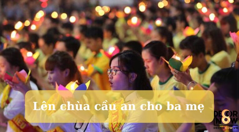 Lên chùa cầu an cho ba mẹ